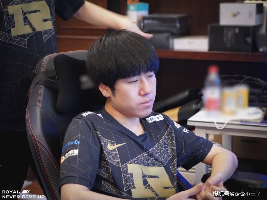 EG力克G2,Uzi完成史诗逆转小组赛2:0(广州) EG力克G2,Uzi完成史诗逆转小组赛2:0(广州)