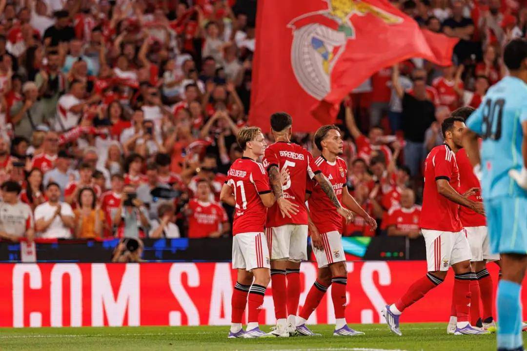 利物浦主场取胜，全队联手攻守